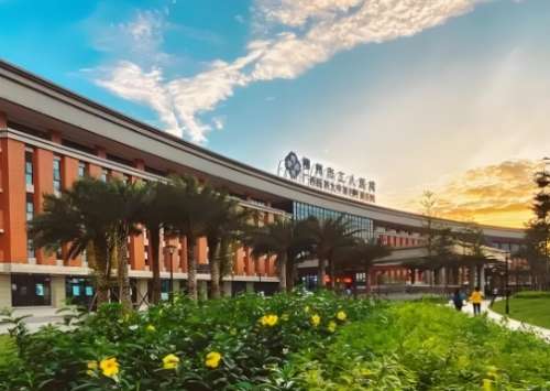 柳州近晶體植入哪家醫(yī)院好？公立醫(yī)院都有整理，實(shí)力不容忽視