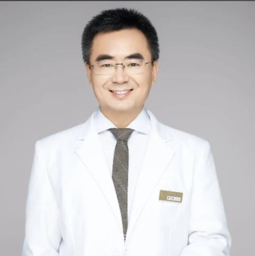 趙士俊醫(yī)生鼻子案例：塌鼻梁+短鼻延長，從“大餅?zāi)槨钡健傲Ⅲw五官”